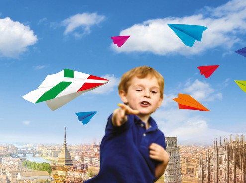 L'Italia prende il volo: gara di aeroplanini di carta