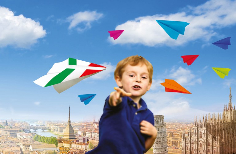 L'Italia prende il volo: gara di aeroplanini di carta