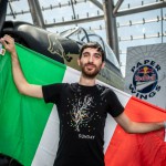 L'Italia prende il volo: gara di aeroplanini di carta