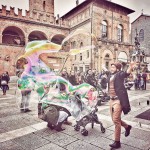 L'Italia prende il volo: gara di aeroplanini di carta