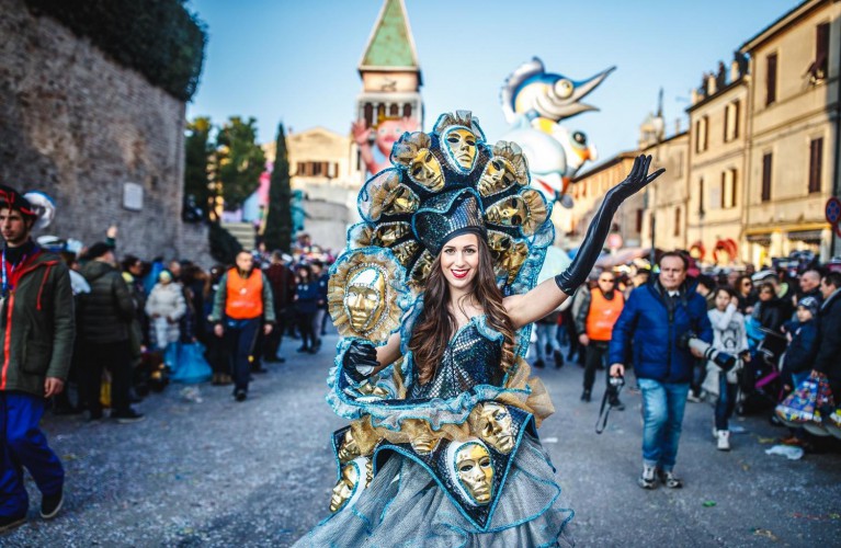 Italia in Miniatura sfila al Carnevale di Fano con gli altri parchi Costa