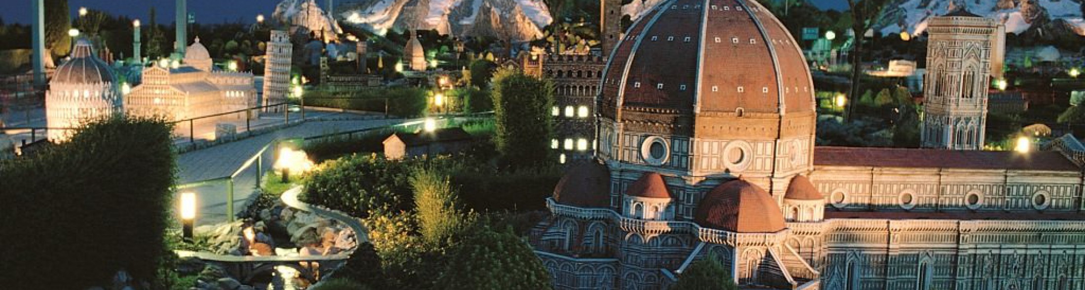 Il Natale a Italia in miniatura: piazze in festa e... nevica sulle Alpi!