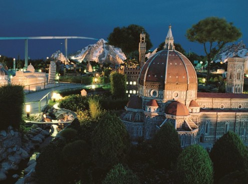 Il Natale a Italia in miniatura: piazze in festa e... nevica sulle Alpi!