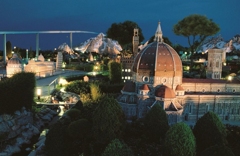 Il Natale a Italia in miniatura: piazze in festa e... nevica sulle Alpi!