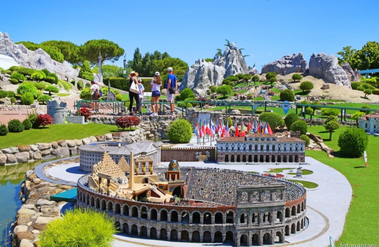 Notte Rosa nei parchi Costa 