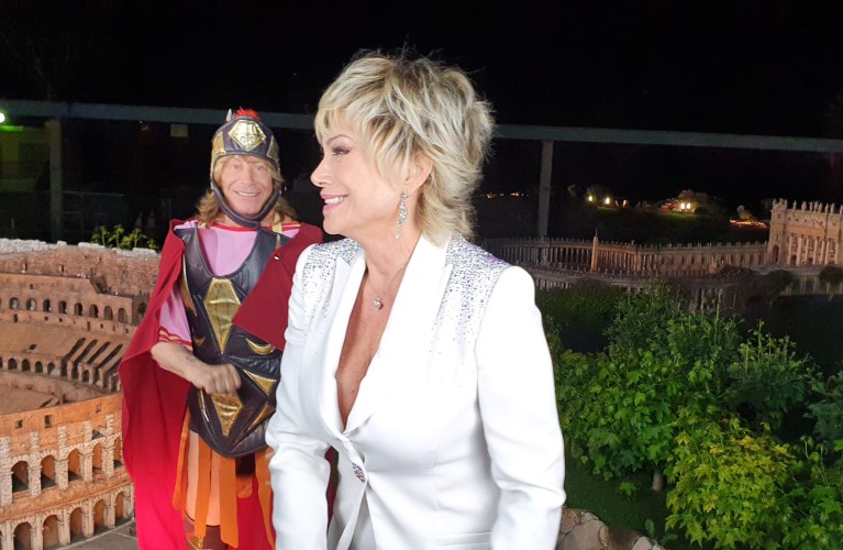 TucaTuca Remix Carmen Russo come Raffaella Carrà a Italia in Miniatura (official Video)